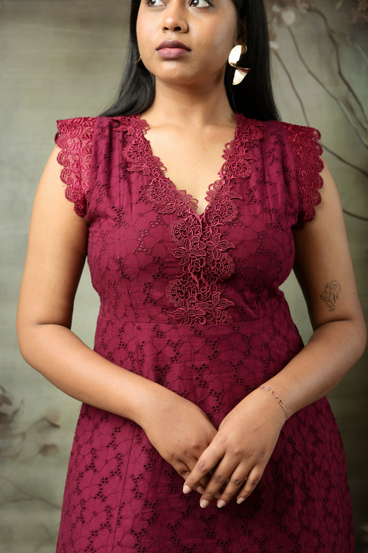 Lace details of the maroon cotton petite midi dress